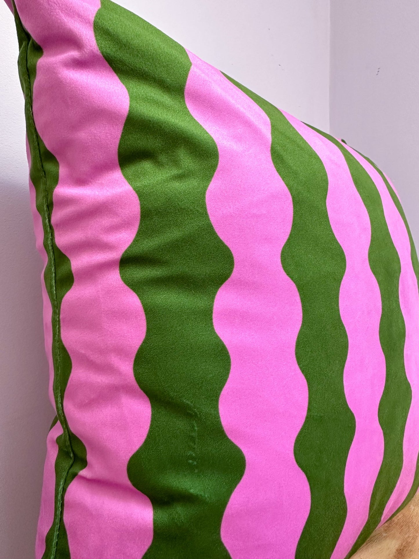68de2f7800ddcb1087155c2d_pink-velvet-cushion-wavy_1760526344325.jpg